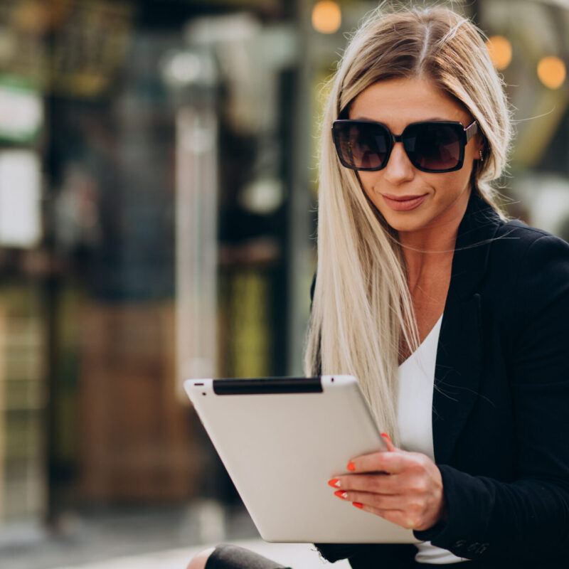 Модель 50/50 не работает: как женщине совместить семью и карьеру?