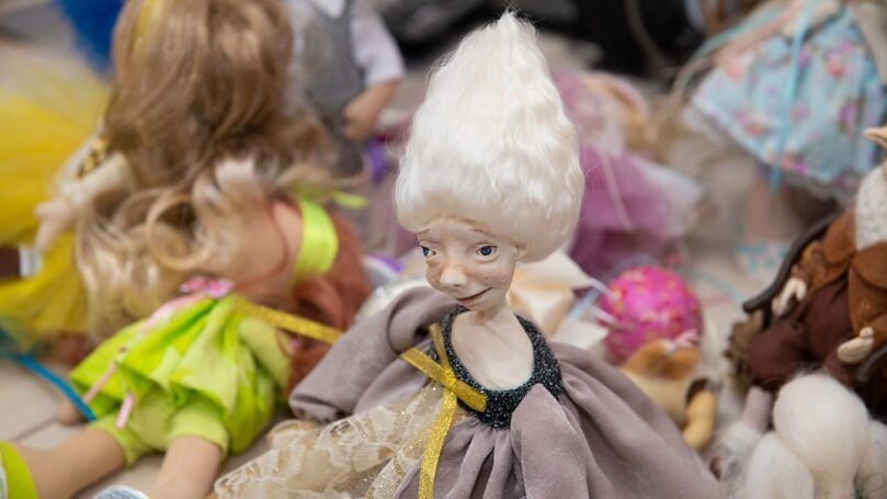 Мастерит игрушки: акушерка Ольга Брызгачёва подарила ёлку