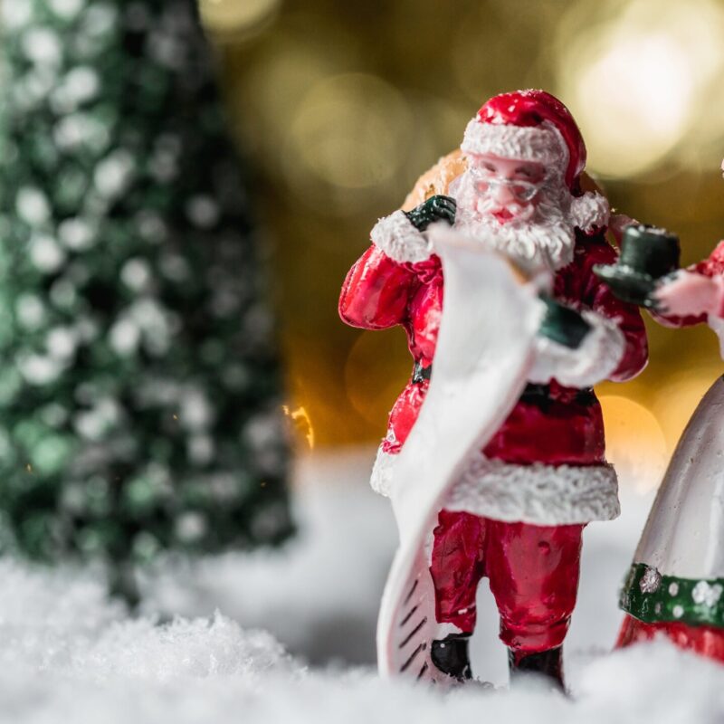 Не только ёлка и гирлянда: как украсить офис к Новому году? Советы дизайнера