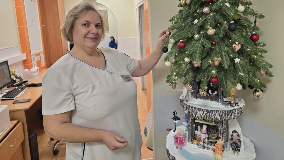 «Создавать чудеса»: акушерка-мастерица подарила роддому ёлку с самодельными ватными куклами