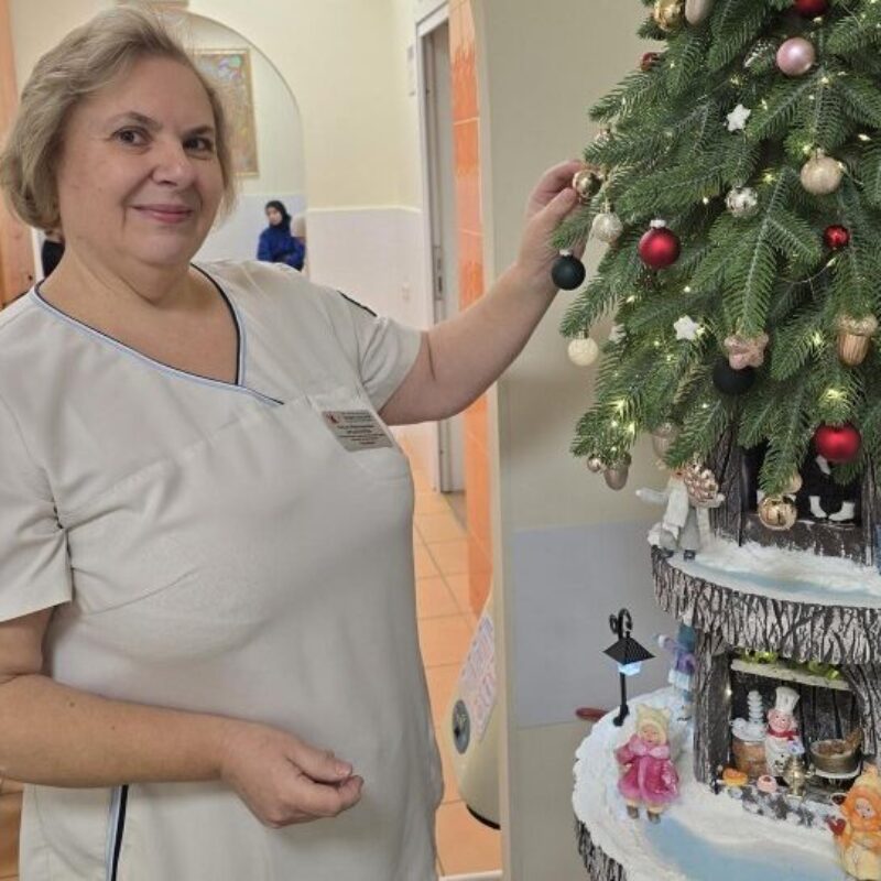 Мастерит игрушки: акушерка Ольга Брызгачёва подарила ёлку