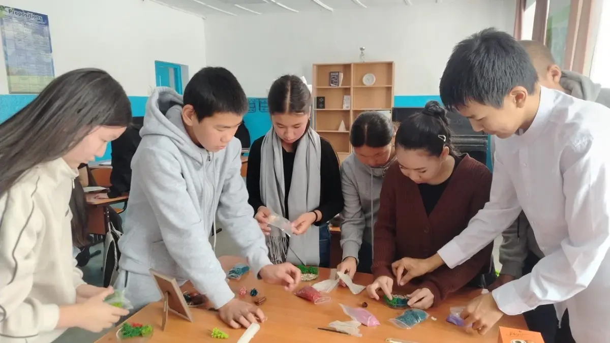 Школьники погружаются в мир природы через создание флорариумов: проведен мастер-класс…