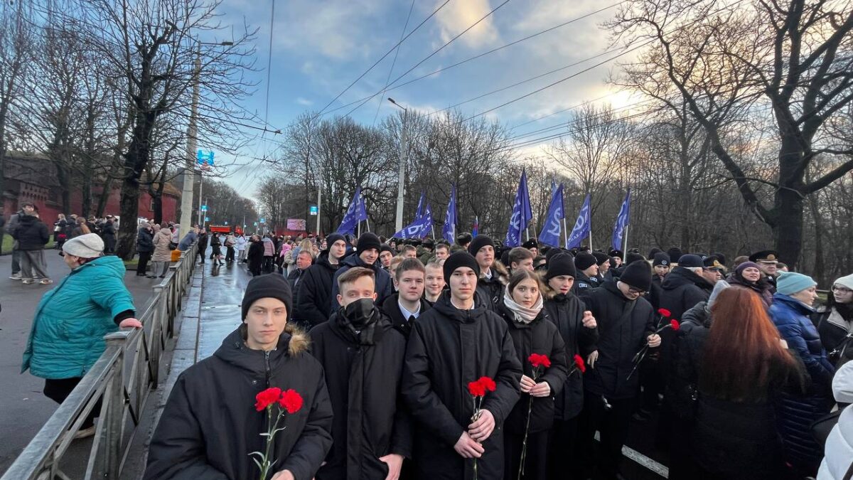 Возложение цветов волонтёрами в День Героев Отечества