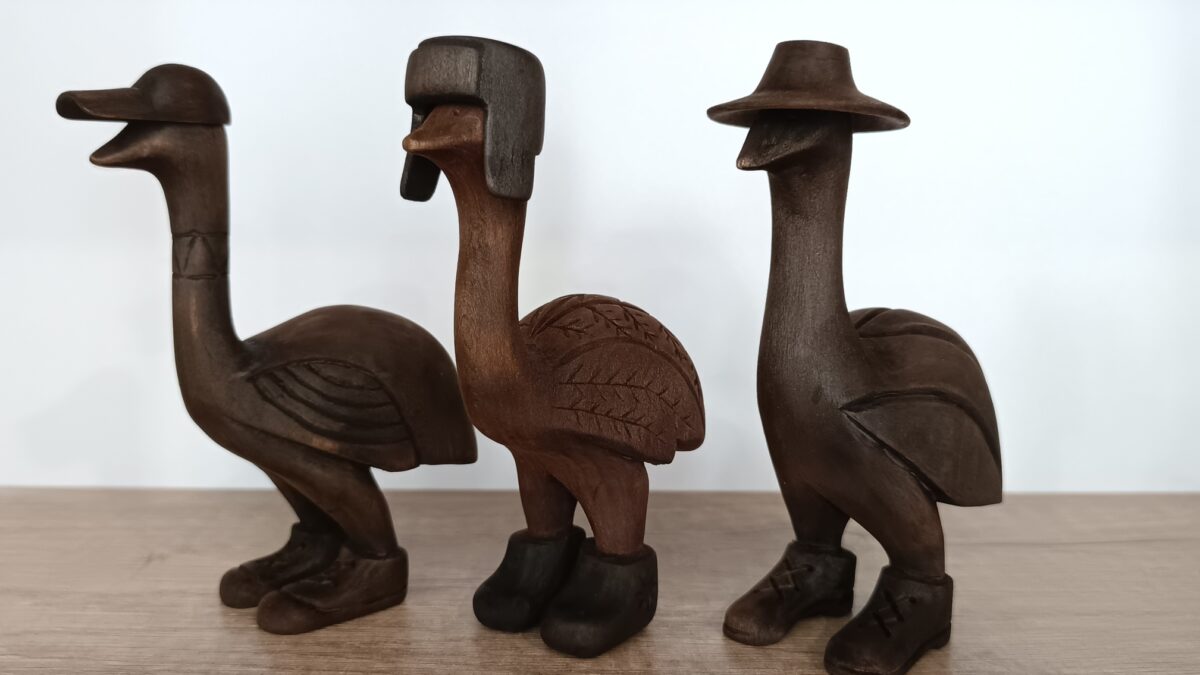 «Если к древесине с добротой, то всё получается»: столяр своими руками создаёт причудливых гусей
