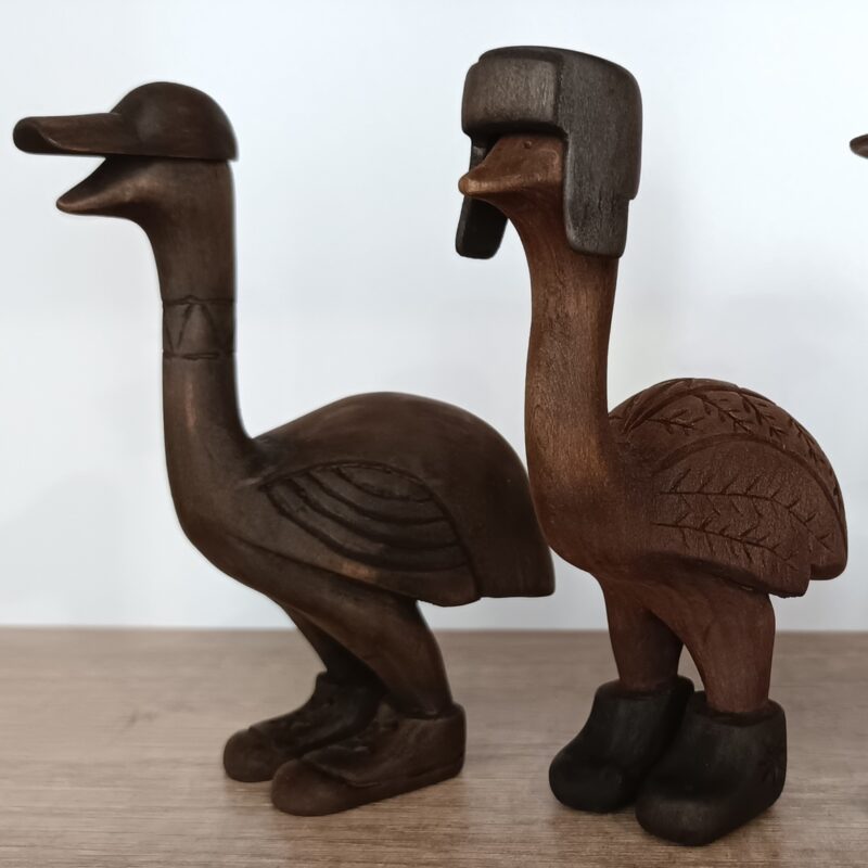 Столяр создаёт креативные фигурки деревянных гусей