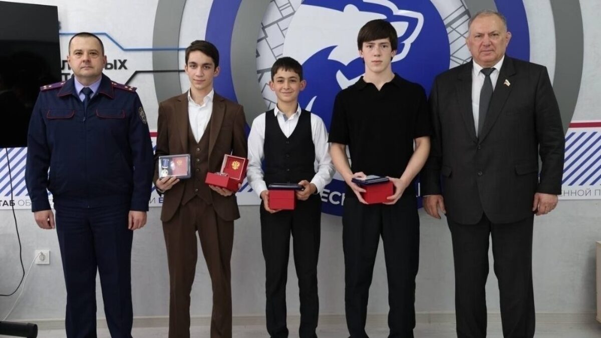 Спасли жизнь и никому не сказали: три брата рискнули собой, помогая утопающим