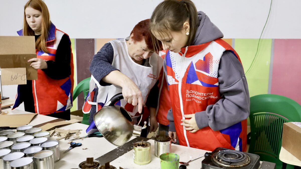 Огонёк тепла из дома. Серебряные волонтёры Шатуры льют блиндажные свечи.