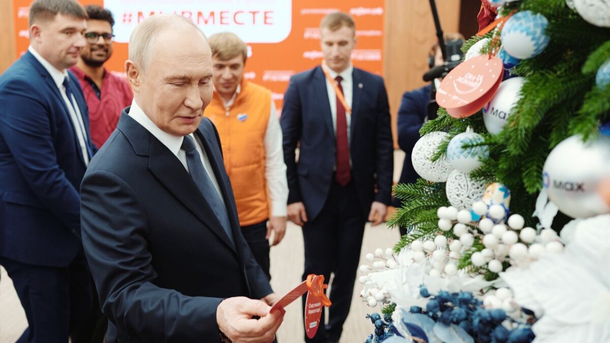 Владимир Путин принял участие во Всероссийской акции «Ёлка желаний»