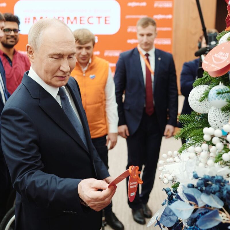 Владимир Путин принял участие во Всероссийской акции «Ёлка желаний»