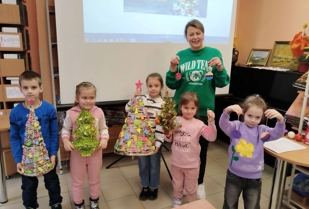 Познавательно-игровой час «День рождения новогодней ёлки»