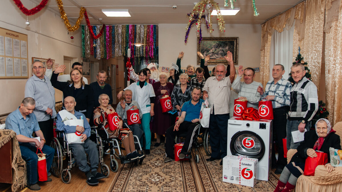 С заботой о старшем поколении: «Пятёрочка» поддержала одиноких пожилых людей в канун Нового года