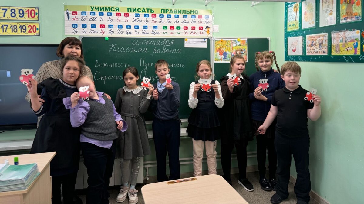 Студенты-педагоги превратили школьные уроки в арт-терапию для особенных детей