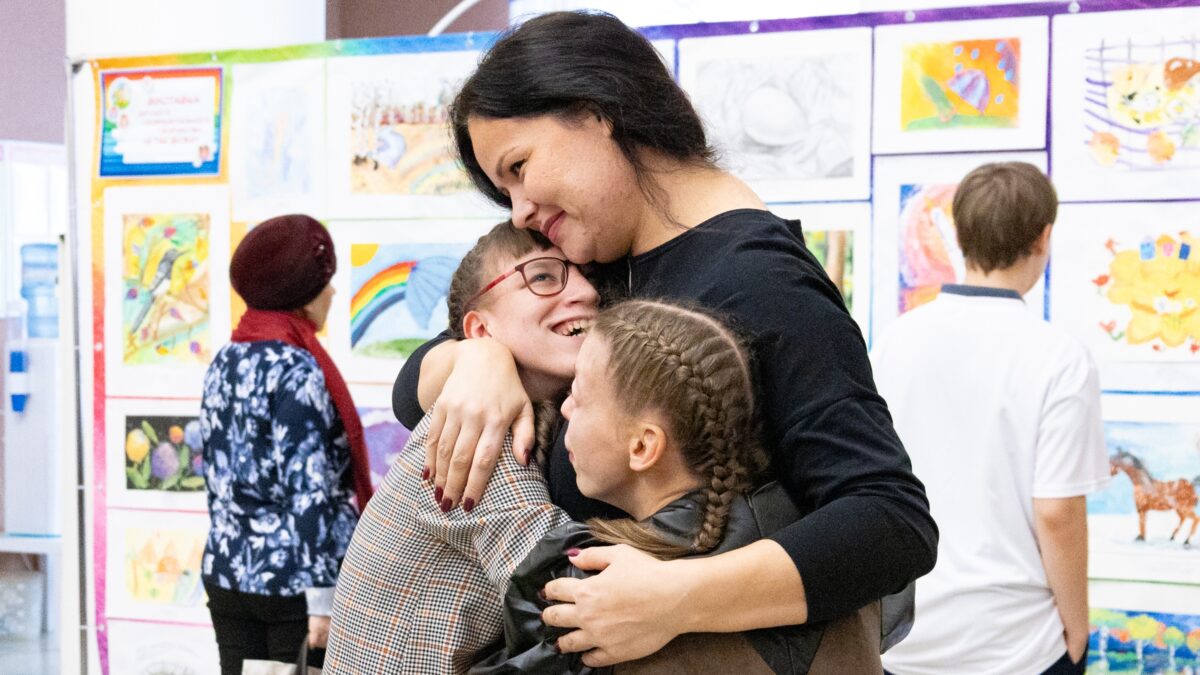«К нам приходят самые ненужные»: переводчик помогает семьям с особенными детьми жить счастливо