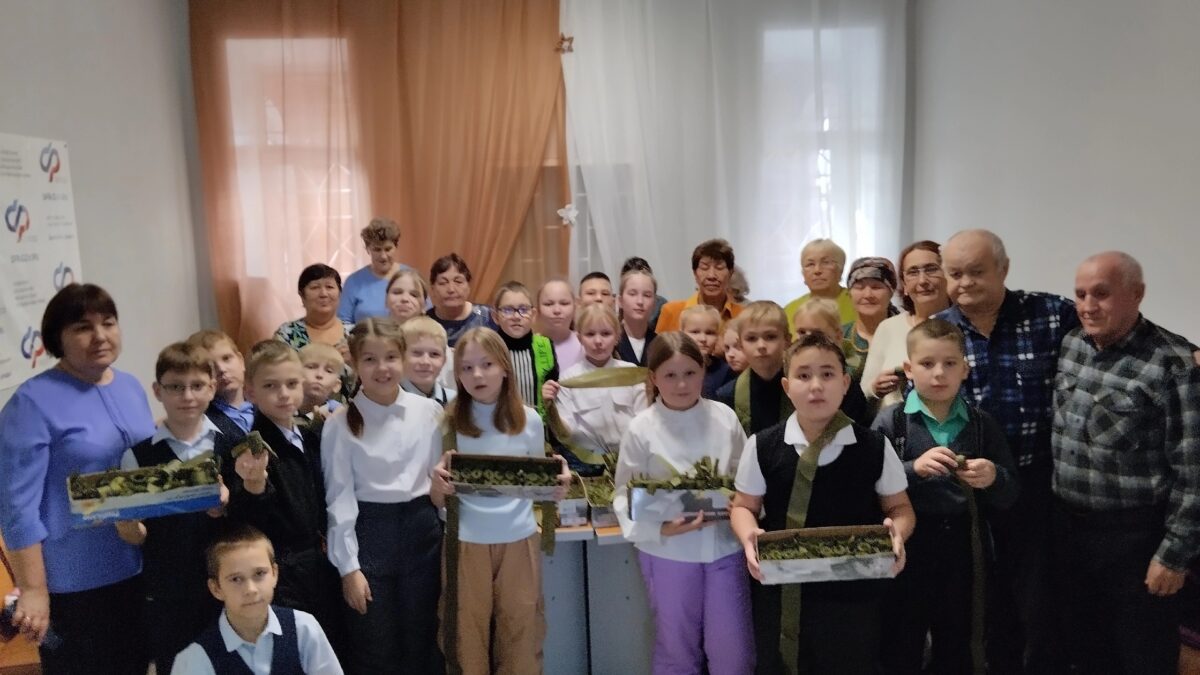 К добрым делам серебряных волонтеров присоединяются учащиеся школ Березовского района