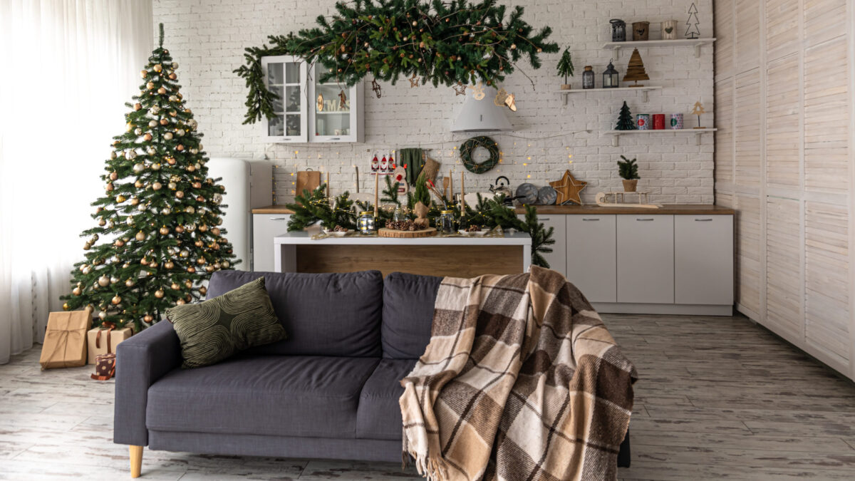 От металла и веток до аромата камина: 20 идей, как украсить квартиру к Новому году