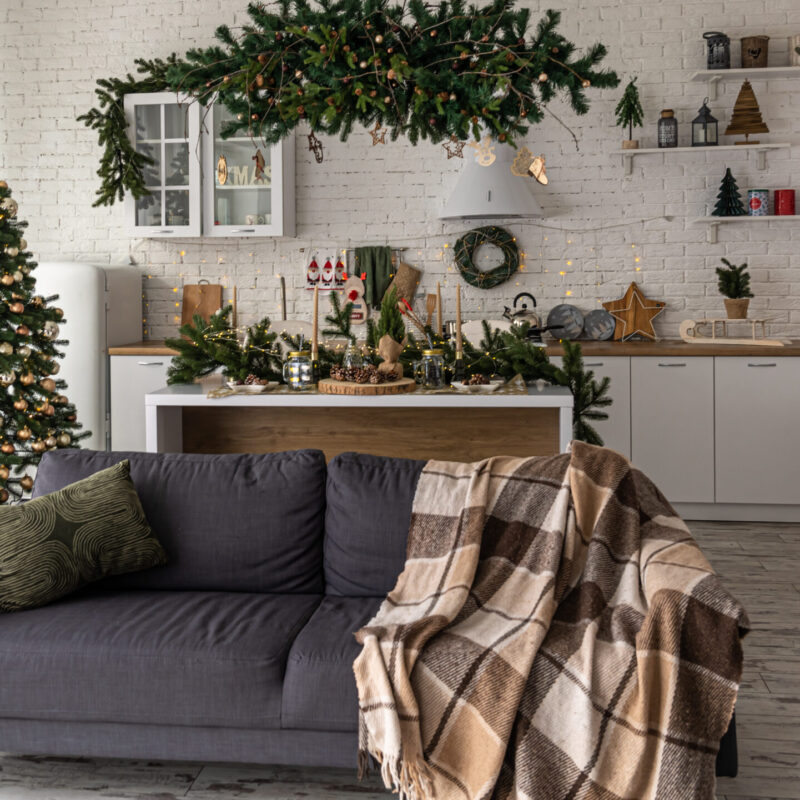 От металла и веток до аромата камина: 20 идей, как украсить квартиру к Новому году