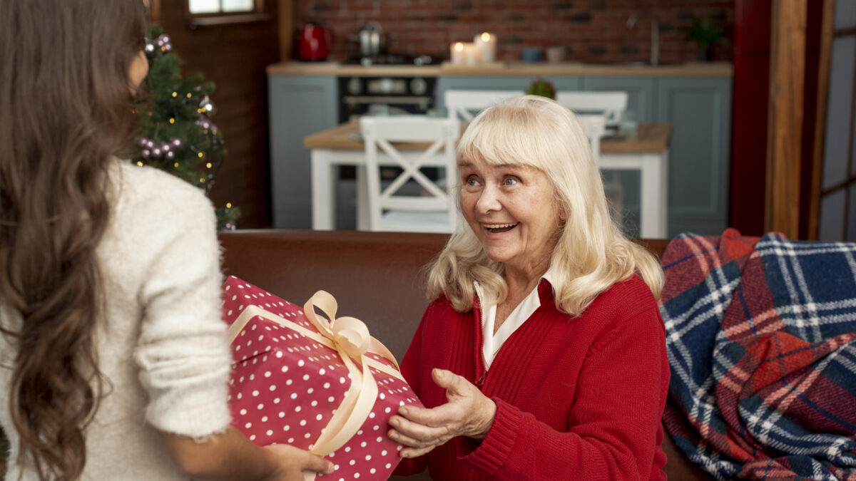 Футболка с кумиром юности и радиобудильник: 80 вариантов новогоднего подарка бабушке