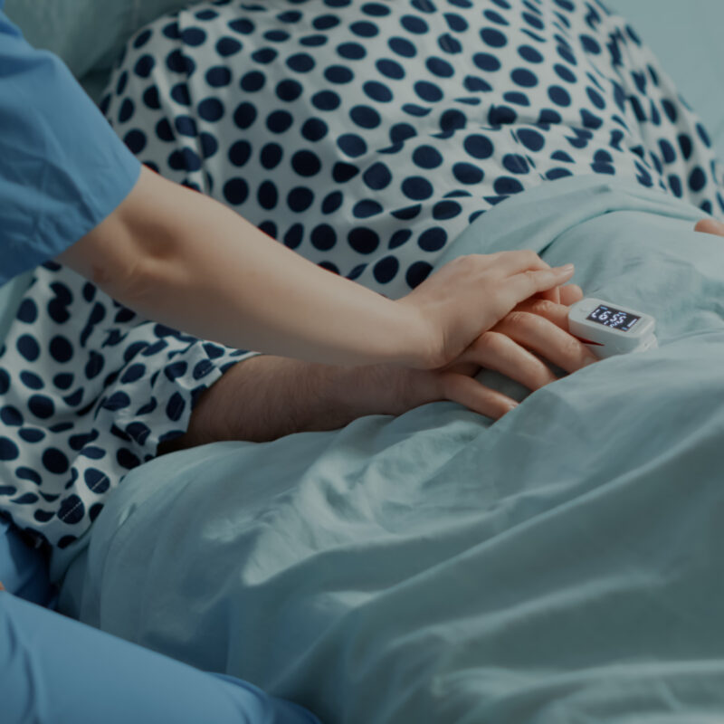 Они сталкиваются с собственным бессилием: почему врачи и санитарки уходят из паллиативной медицины