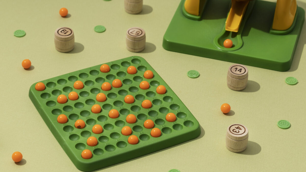 Для семьи, на двоих и компании друзей: топ-12 настольных игр для Нового года