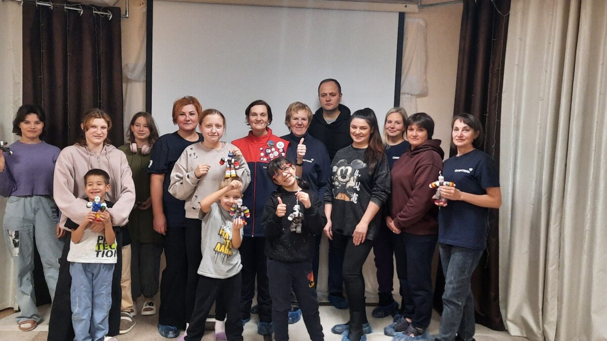 Мастер-класс по изготовлению роботов из крышек.