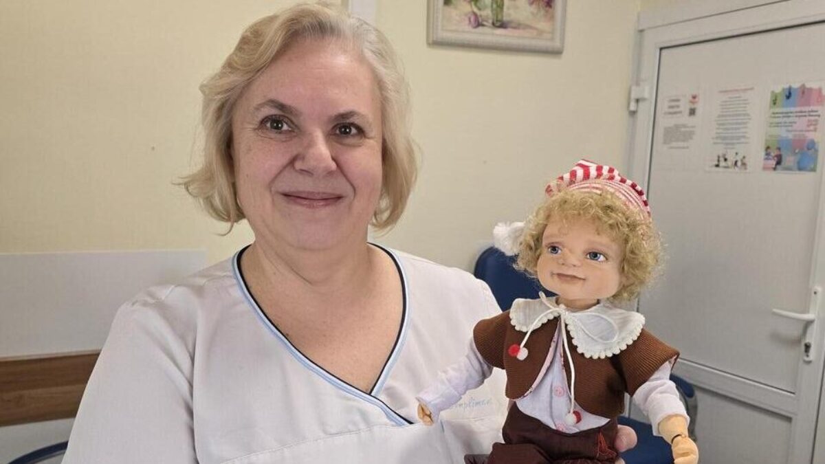 Мастерит игрушки: акушерка Ольга Брызгачёва подарила ёлку