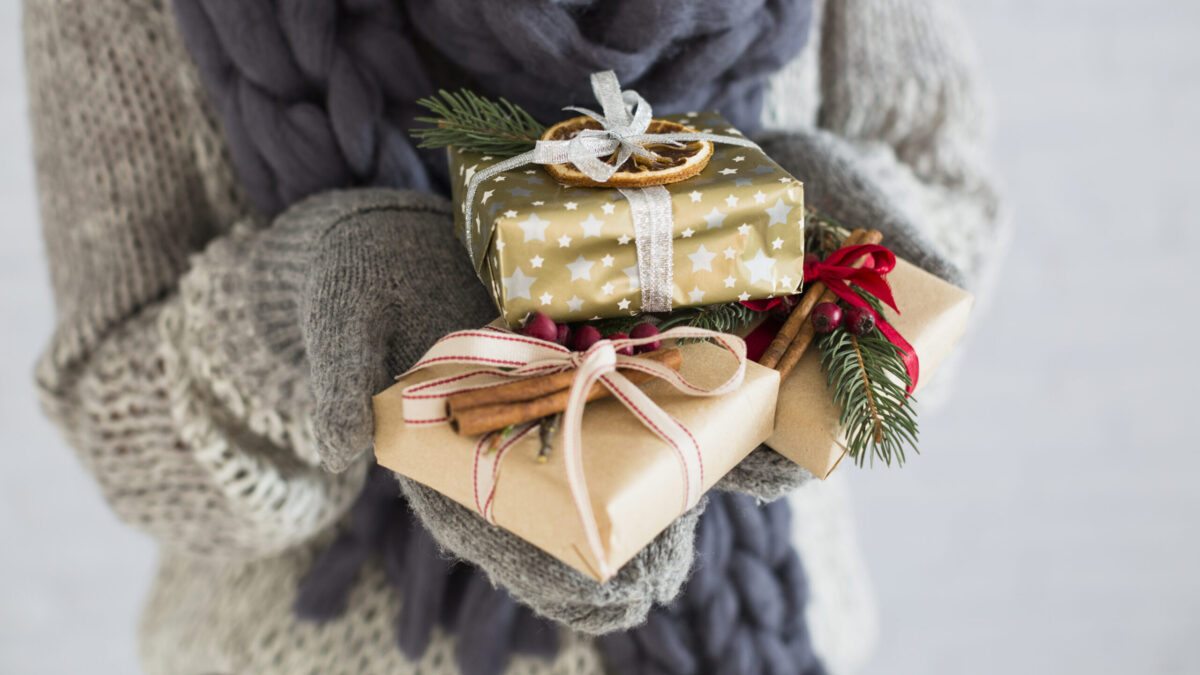 Благотворительные подарки на Новый год до 500, 1000, 3000 рублей и дороже – топ-20