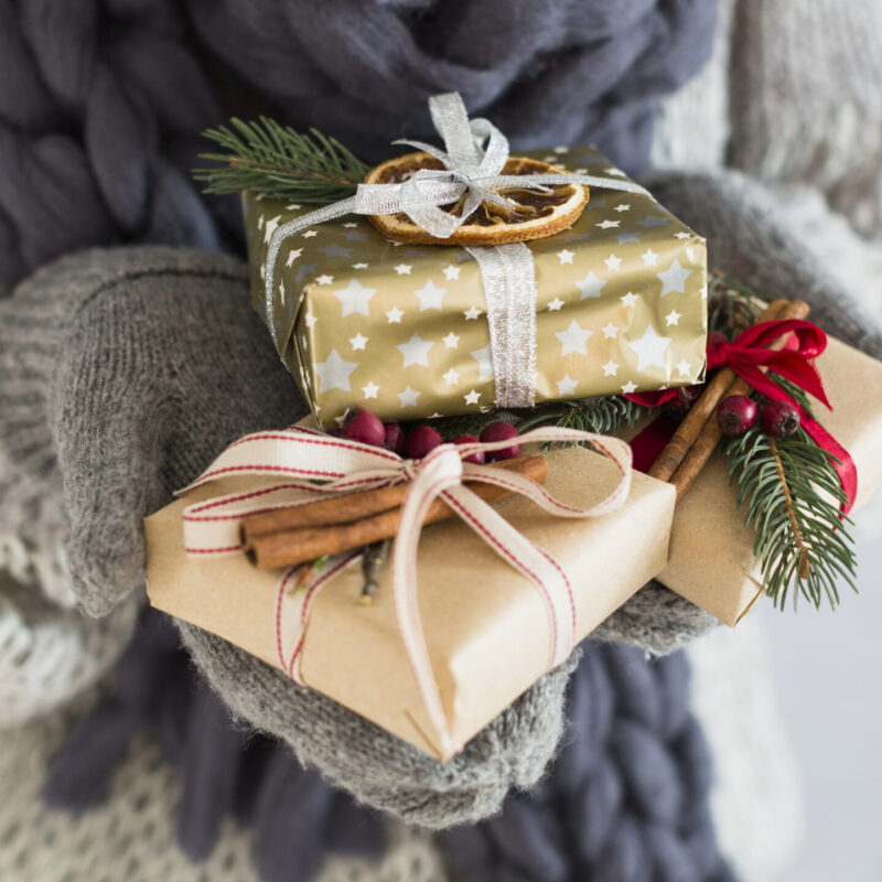 Благотворительные подарки на Новый год до 500, 1000, 3000 рублей и дороже – топ-20