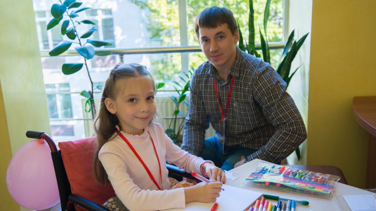 Помощь детям со СМА: 9 проверенных фондов и организаций