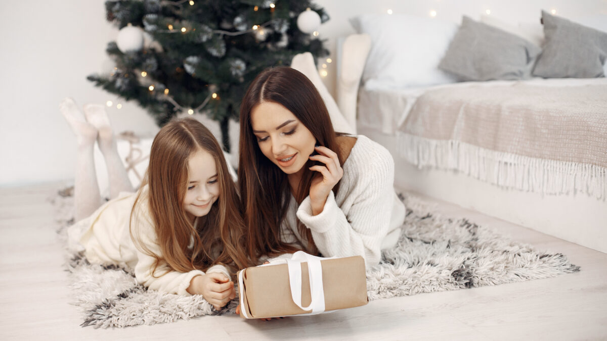 Духи, бюст любимого писателя и букет из пельменей: 120 идей подарка маме на Новый год