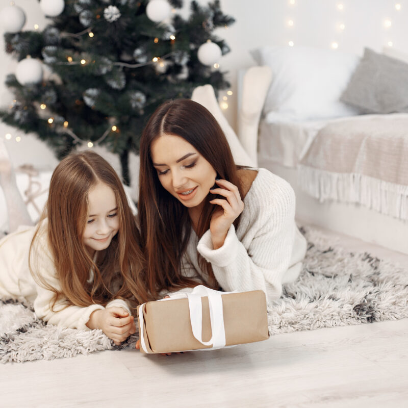 Духи, бюст любимого писателя и букет из пельменей: 120 идей подарка маме на Новый год