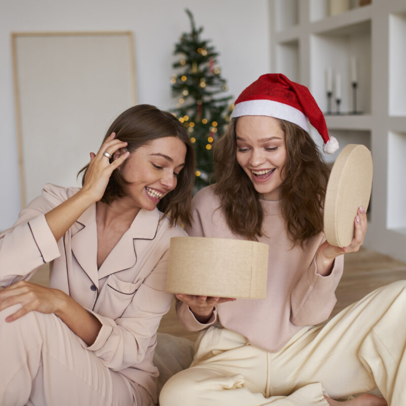 Банка икры и семейный портрет с Серканом Болатом: 70 идей подарка подруге на Новый год