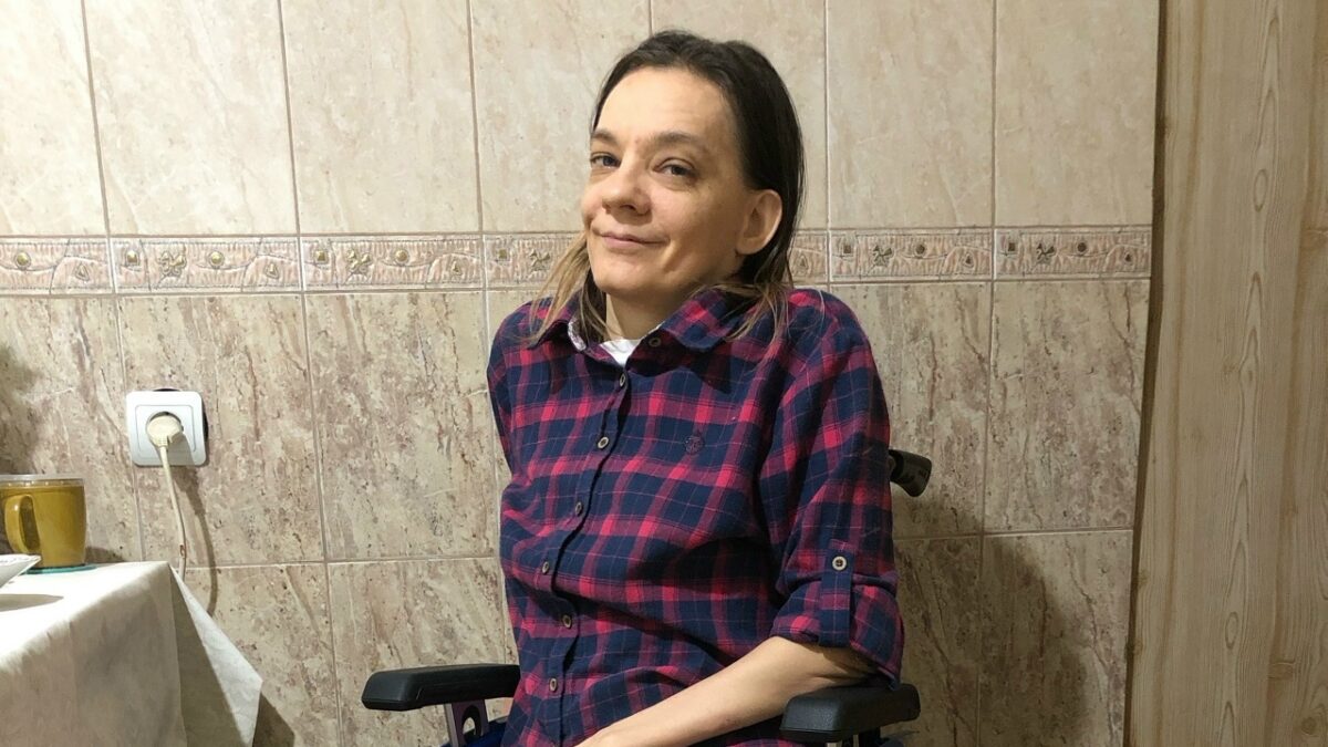 «До марта буду дома»: женщина-инвалид шесть лет борется с соседями за доступный выход из подъезда