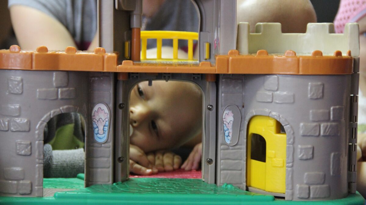 Сказка, которая лечит: как проект «Жёлтый чемоданчик» работает в детской больнице.