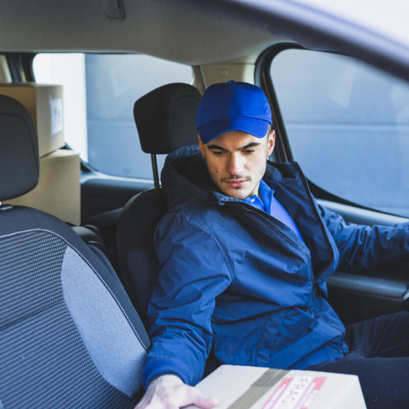 «А в кармане 342 тысячи рублей»: 92-летнюю женщину от мошенников спас таксист