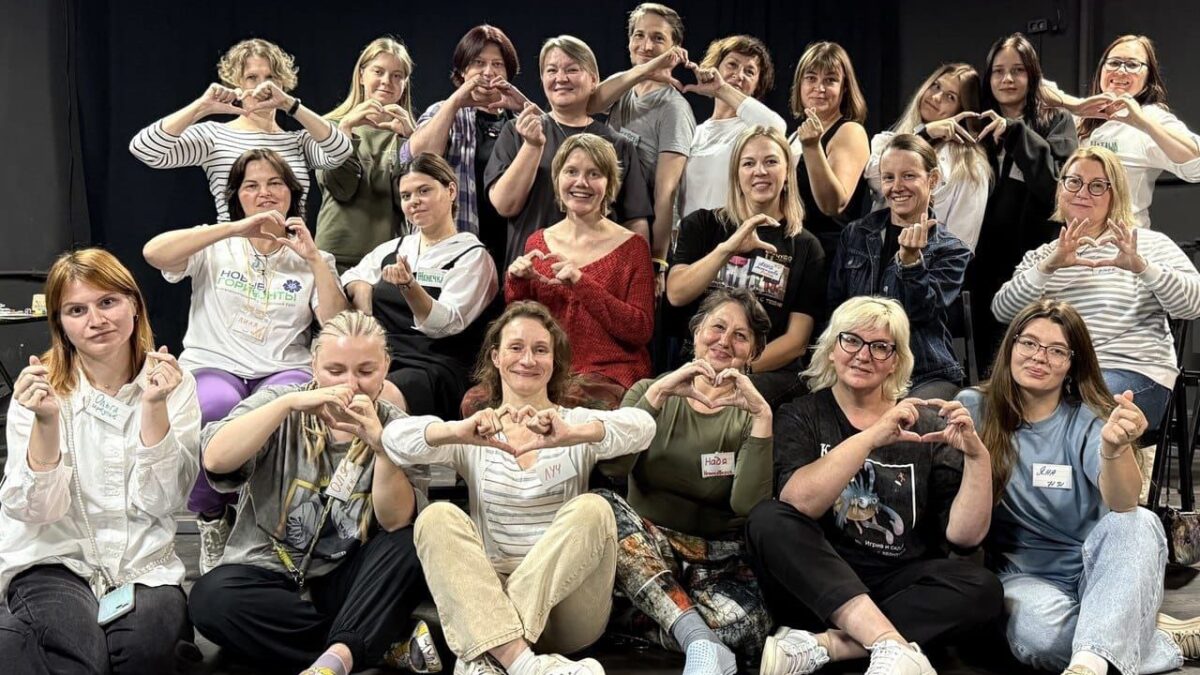 «С серьёзным лицом в эту тему зайти сложно»: Анна Горовая об играх курса «Мосты», посвящённого теме…