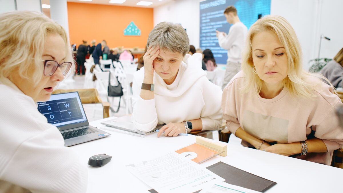 Помощь НКО: 10 фондов, которые поддерживают другие фонды