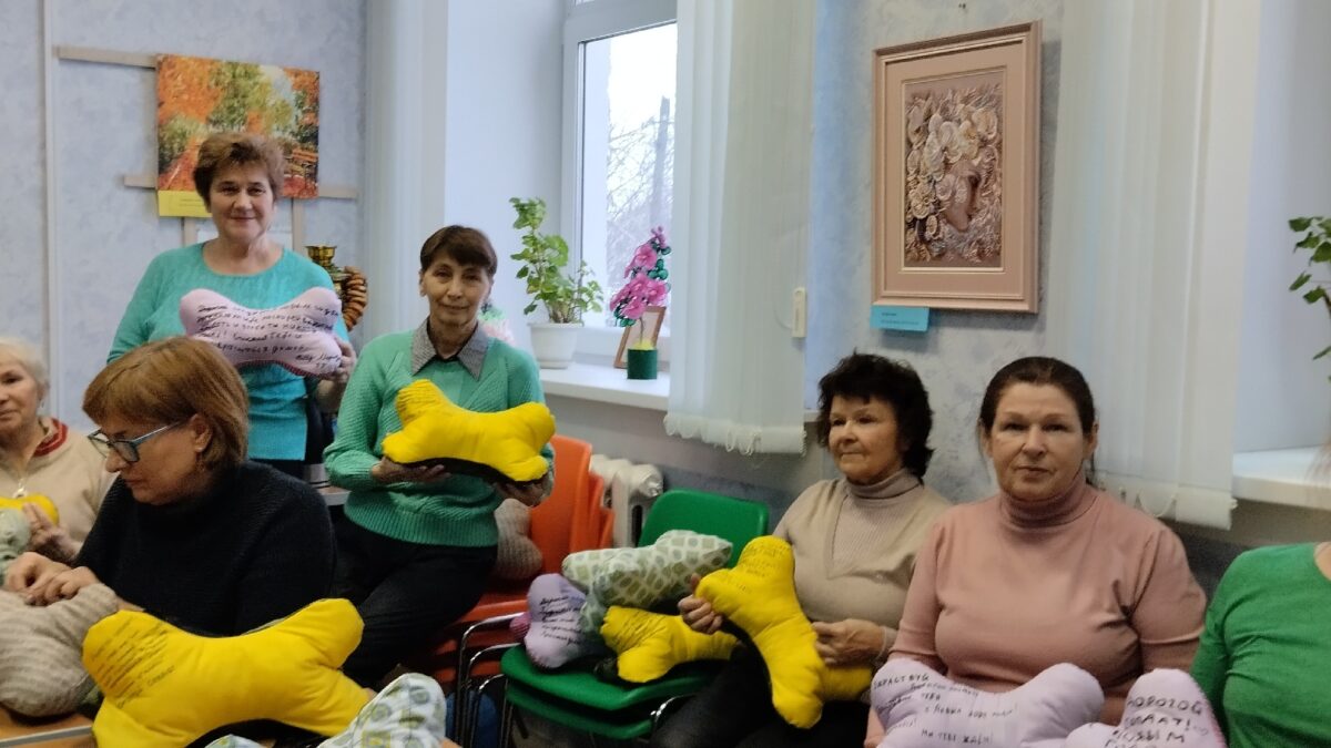 Пошив одежды для бойцов СВО — одно из направлений деятельности серебряных волонтеров…