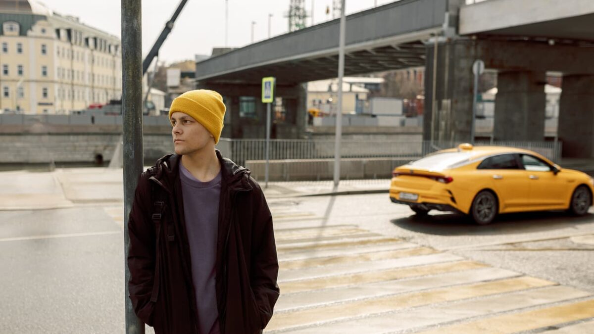 «После 18 лет лечиться стало сложнее»: как семья и юристы добиваются лекарств для онкопациента