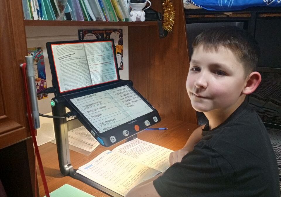 Чудо случилось: благодаря Людям-маякам у Рината появился видеоувеличитель