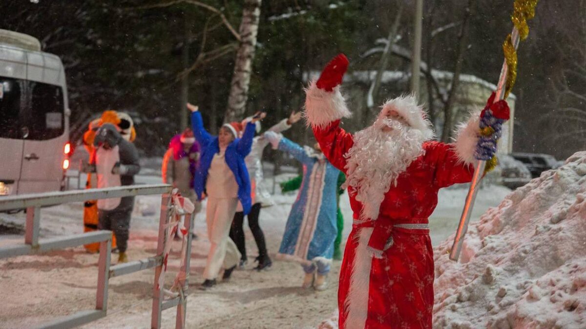 Волонтёры поздравили детей в больницах Новосибирска