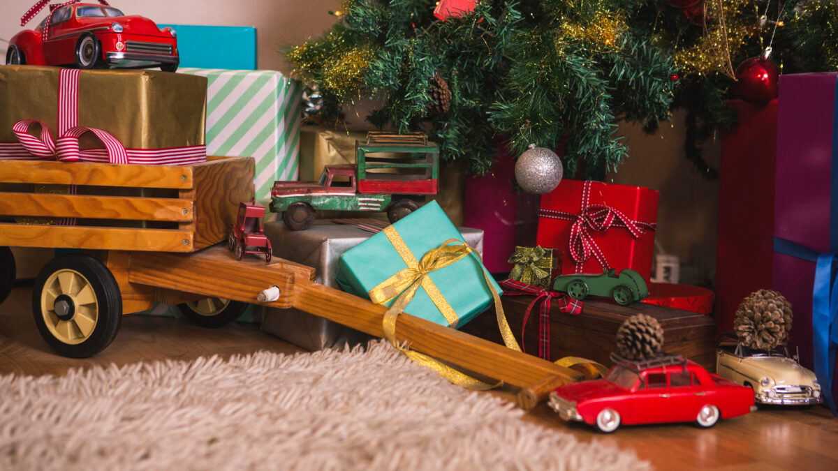 Тапки в виде Шрека, плед с рукавами и поход на концерт: сто идей, что подарить друзьям на Новый год