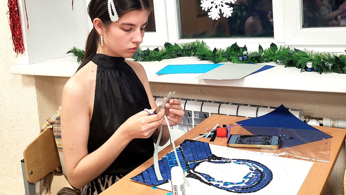 Мозаичную технику в православных образах изучает липецкая молодежь