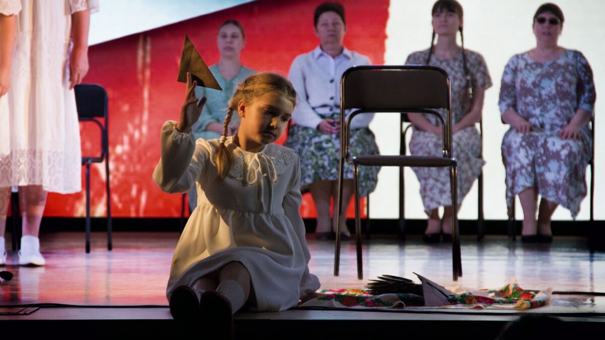 «Шло письмо домой с войны»: Премьера инклюзивного спектакля в Барнауле