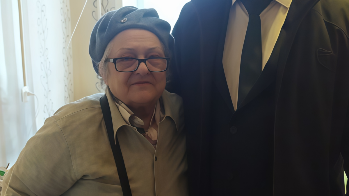 «Оградку на могилу сына – больше ничего»: новогоднее желание пожилой пианистки потрясло волонтёров