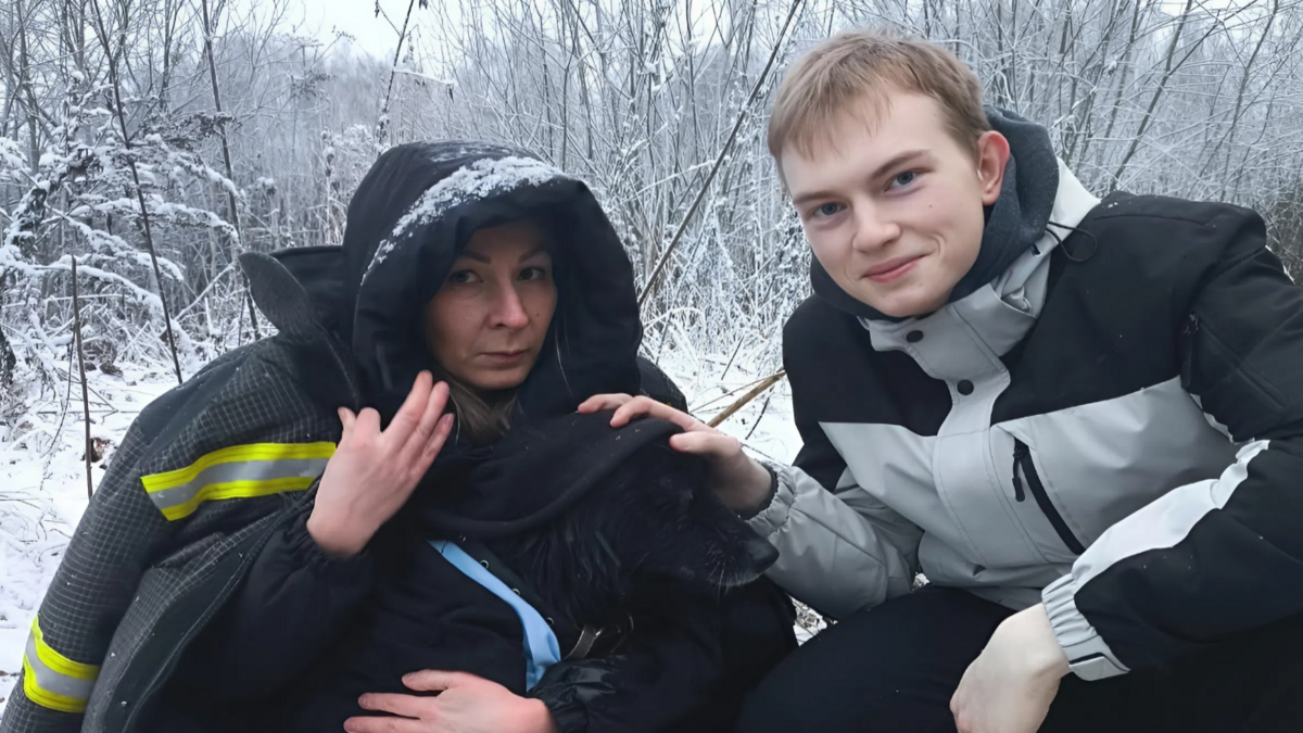 «Завернули в куртку и укутали шарфом»: братья, рискуя жизнями, вытащили из реки тонущую собаку