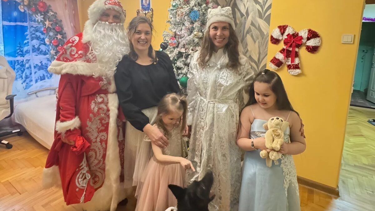 Дед Мороз, Снегурочка и пёс поздравили особенных детей из многодетной семьи