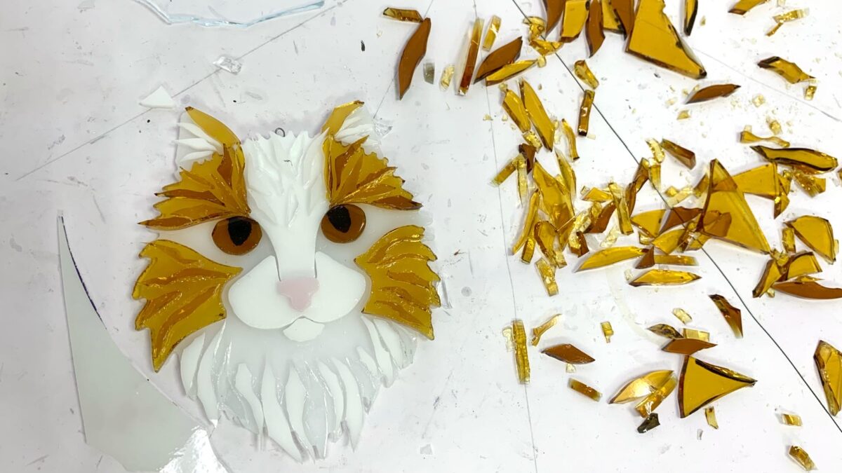 Художник по стеклу из Уфы создаёт ёлочные игрушки