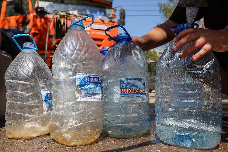 Вода, обстрелы, зарплаты. Как живет Донецк — в репортаже RTVI