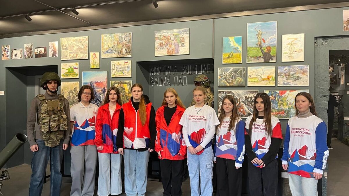 Волонтеры Подмосковья посетили музей СВО Подмосковного политехнического колледжа.