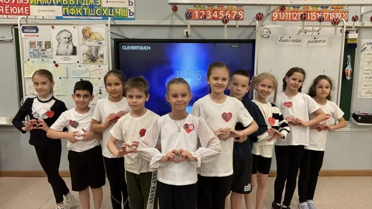 Ученики 469 школы Выборгского района Санкт-Петербурга провели Акцию «Сердце героя»